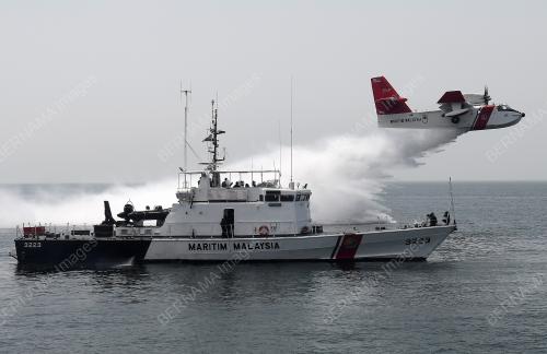PESAWAT BOMBARDIER CL-415 MILIK APMM