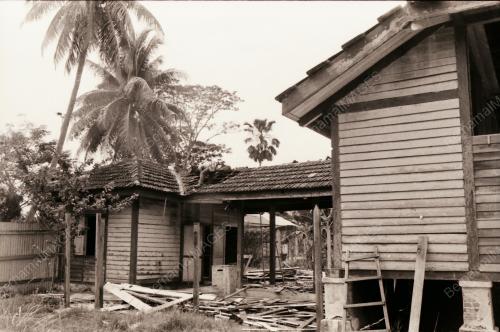 MEMPERBAIKI RUMAH ROSAK