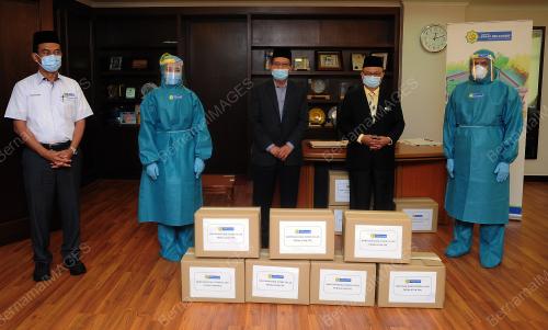 PENYERAHAN SUMBANGAN PPE DARIPADA LZS