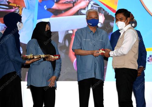 DATUK SERI ISMAIL SABRI YAAKOB