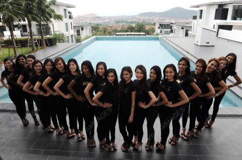 SG03_20082013_POSING