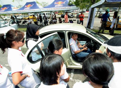 PENCARIAN PEMANDU WANITA RED BULL