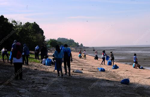 PROGRAM PEMBERSIHAN PANTAI