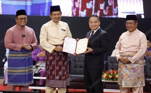 DATUK SERI AMIRUDIN SHARI
