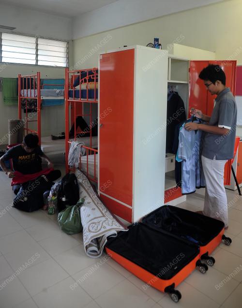PELAJAR MEMBUAT PERSIAPAN UNTUK PULANG KE KAMPUNG