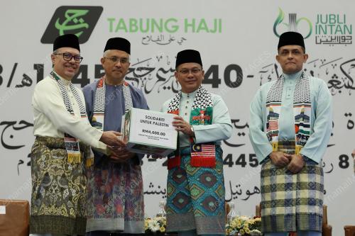 DATUK MOHD NA'IM MOKHTAR
