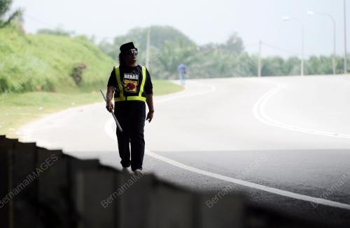 SG03_27042013_BERJALAN1