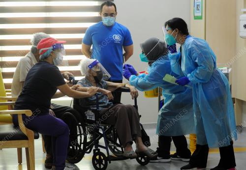 WARGA EMAS BERUSIA 101 TAHUN MENERIMA SUNTIKAN VAKSIN COVID-19