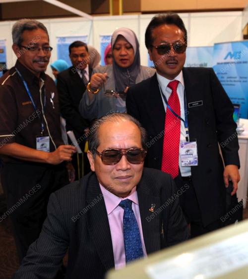 DATUK SERI DR DOUGLAS UGGAH EMBAS