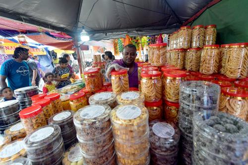 PERSIAPAN AKHIR MASYARAKAT INDIA MENYAMBUT PERAYAAN DEEPAVALI