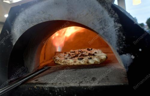 USAHAWAN PIZA KETUHAR BATA