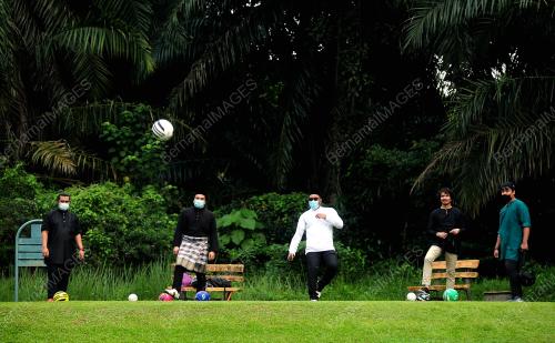 SEKUMPULAN REMAJA BERMAIN FOOLGOLF SAMBIL MEMAKAI BAJU MELAYU