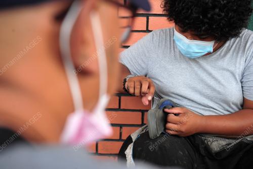 WARGA EMAS MENGAMBIL UPAH MEMBAIKI KASUT
