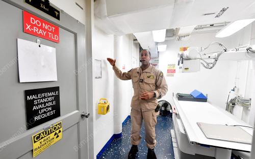KAPAL PENGANGKUT PESAWAT KELAS NIMITZ US NAVY BERLABUH