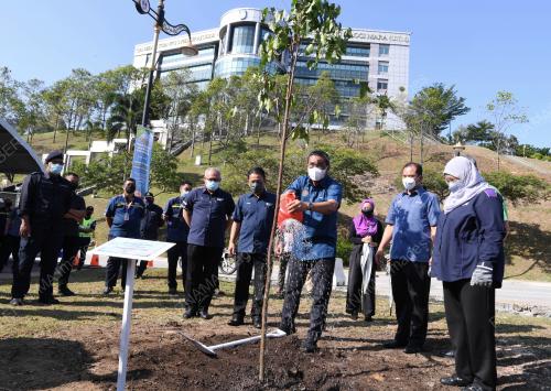 DATUK SERI TAKIYUDDIN HASSAN