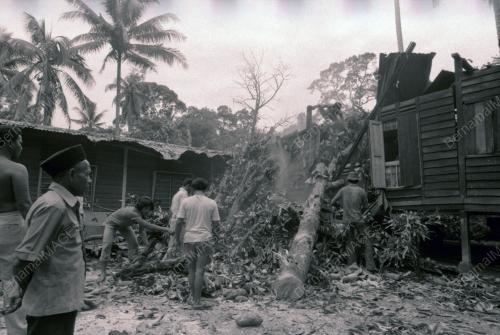 RUMAH DITIMPA POKOK DI KAMPUNG PAYA JARAS
