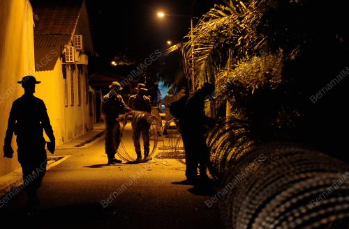 TINJAUAN ANGGOTA ATM MEMASANG KAWAT DURI