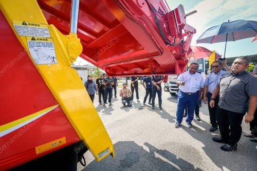 PENYERAHAN LORI KOMPAKTOR KDEB KEPADA MBKL