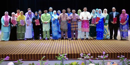 AMIRUDIN SHARI