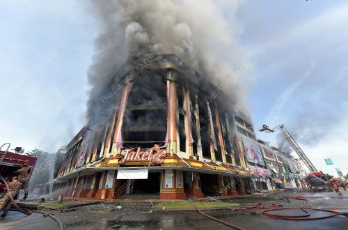 GUDANG TEKSTIL TERBESAR TERBAKAR