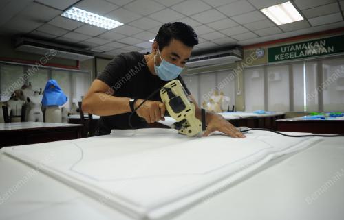 PENGHASILAN PPE DARI SUKARELAWAN UITM (COVID-19)