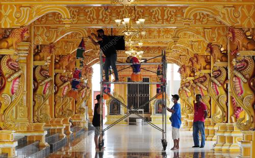 PERSIAPAN KUIL MENJELANG PERAYAAN DEEPAVALI