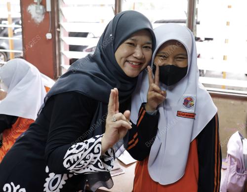 FADHLINA SIDEK