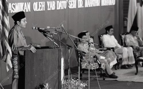 DR. MAHATHIR MUHAMAD