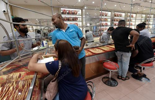JURUJUAL BARANG KEMAS WARGA ASING