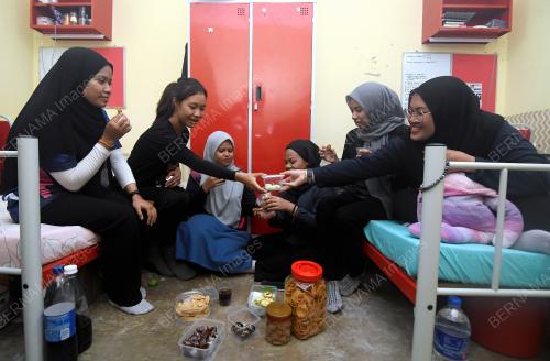 PELAJAR UITM MULA PULANG KE ASRAMA