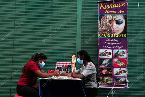 UKIRAN HENNA KURANG MENDAPAT SAMBUTAN MENJELANG HARI DEEPAVALI