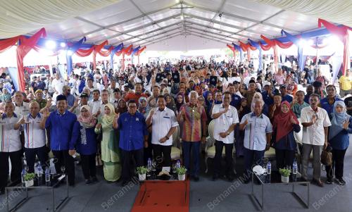 DATUK SERI MAHDZIR KHALID