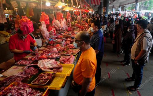 ORANG RAMAI MEMBUAT PERSIAPAN HARI RAYA AIDILFITRI