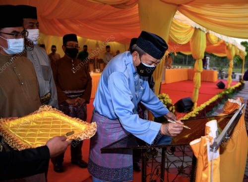 SULTAN SHARAFUDDIN IDRIS SHAH