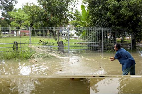 SG04_14062015_BANJIR_KILAT