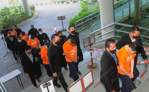 TUJUH INDIVIDU DIREMAN MEMBANTU KES RASUAH BERJUMLAH RM18 JUTA