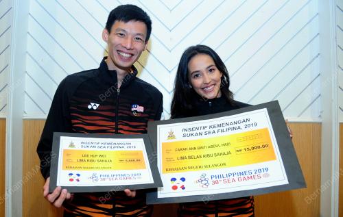 PENYERAHAN INSENTIF KEMENANGAN KEPADA ATLET NEGERI SELANGOR