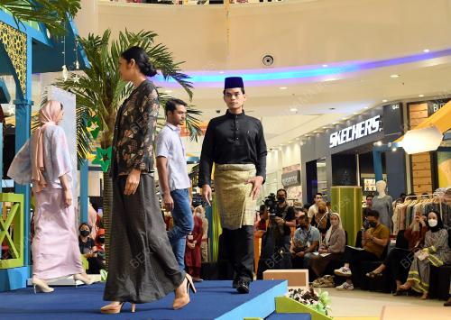 REKAAN BAJU RAYA DATUK JOVIAN MANDAGIE