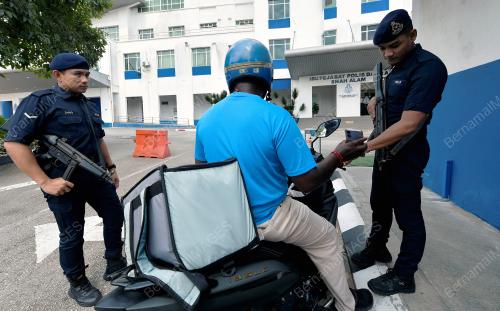 KAWALAN KETAT DIPINTU MASUK BALAI POLIS