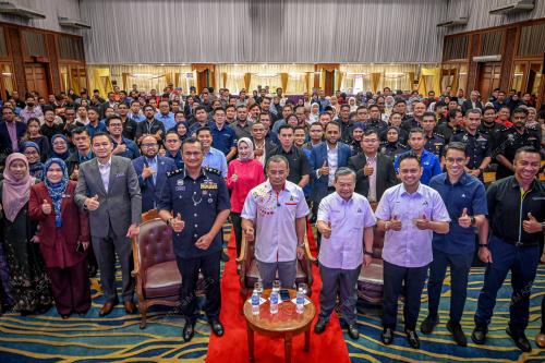 DATUK SERI AMIRUDIN SHARI
