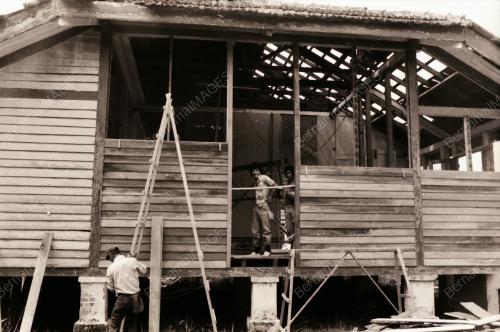 MEMPERBAIKI RUMAH ROSAK