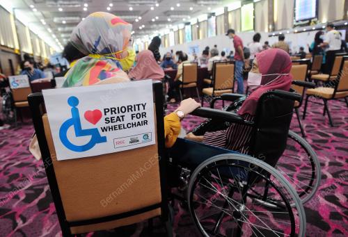 TINJAUAN LALUAN KHAS PENERIMA VAKSIN YANG BERKERUSI RODA