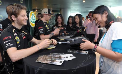 SG04_22032012_MEETING_FANS