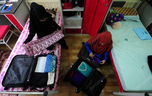 PELAJAR MEMBUAT PERSIAPAN UNTUK PULANG KE KAMPUNG
