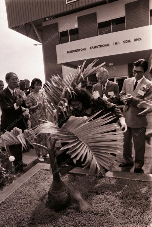 PEMBUKAAN KILANG BRIDGESTON ARMSTRONIC