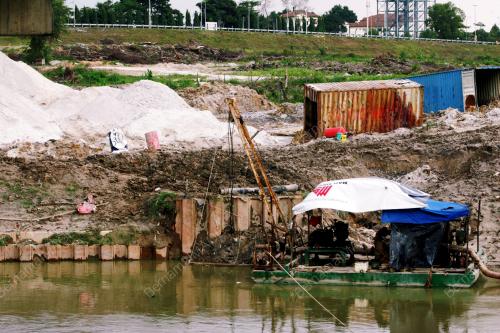 MELOMBONG PASIR HARAM