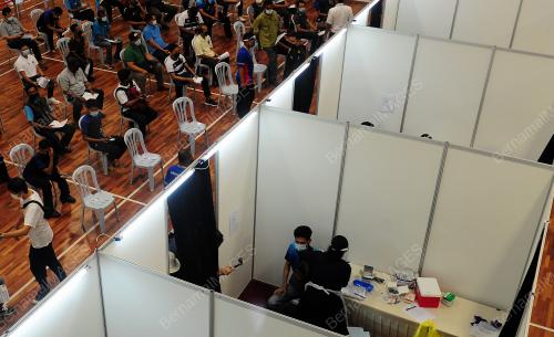 PEKERJA LAUT DAN PEKERJA PELABUHAN MENERIMA SUNTIKAN VAKSIN