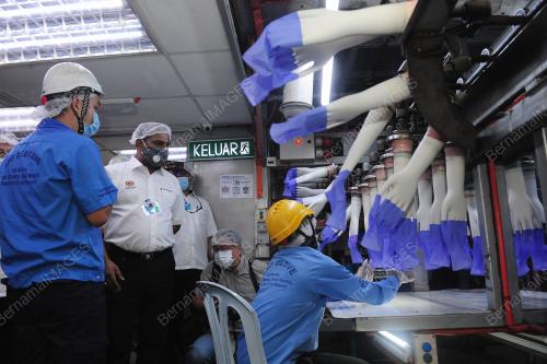 LAWATAN KERJA MENTERI SUMBER MANUSIA KE TOP GLOVE