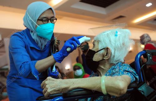 WARGA EMAS BERUSIA 101 TAHUN MENERIMA SUNTIKAN VAKSIN COVID-19