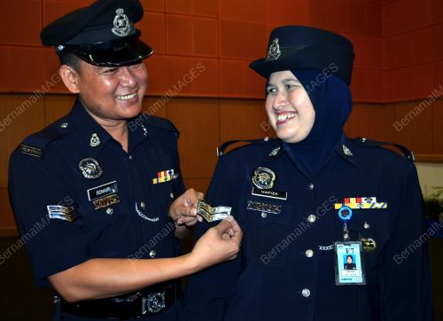 ANGGOTA POLIS TERIMA PANGKAT KOPERAL